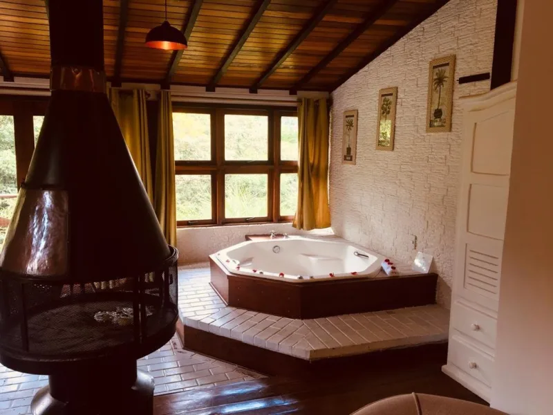 Hidromassagem e lareira no Chalé 01