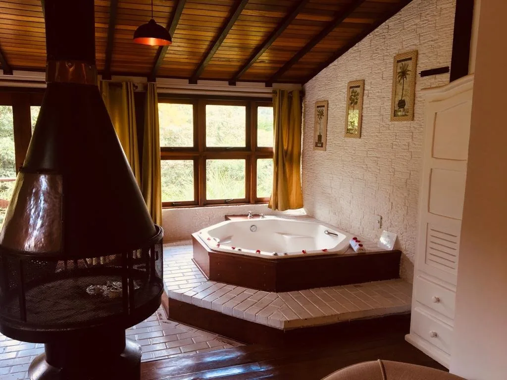 Hidromassagem e lareira no Chalé 01
