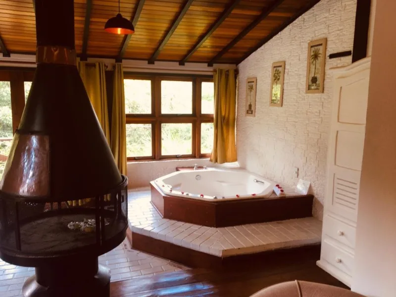 Hidromassagem e lareira no Chalé 01